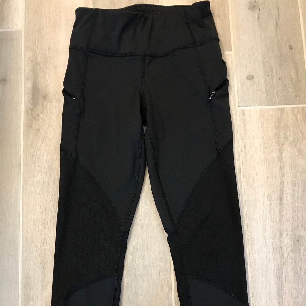 🚫SOLD🚫Athleta mesh contender capri